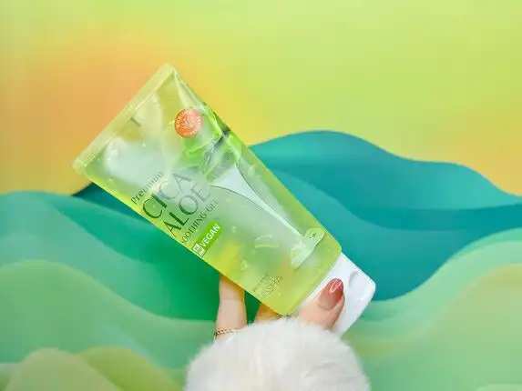 ‏Soothing aloe vera and cica gel