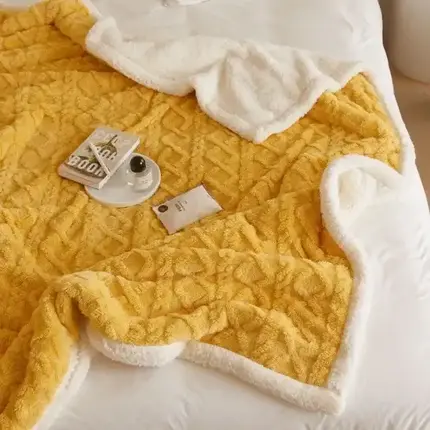  A thick and warm winter blanket with an elegant design, made up of two layers of soft wool