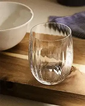 Water and juice cups with an elegant design, set of 4 pieces of glass